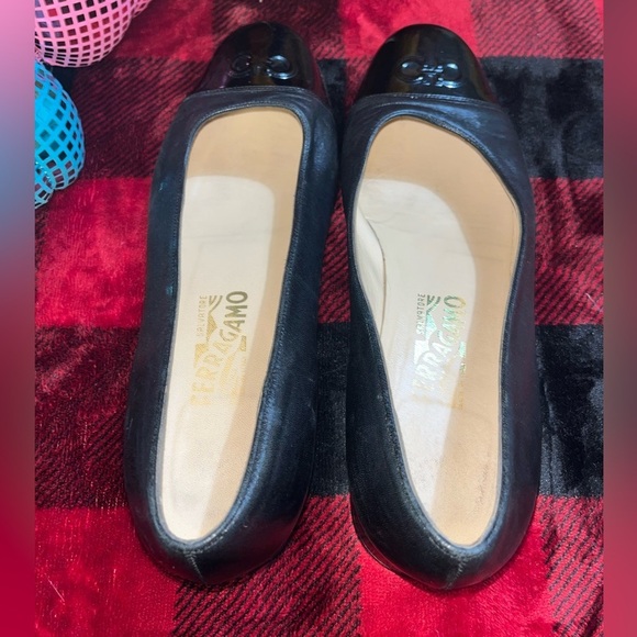 SALVATORE FERRAGAMO Black Leather & Patent Cap Toe Ballet Low Heel Size 8.5 C - Picture 10 of 13